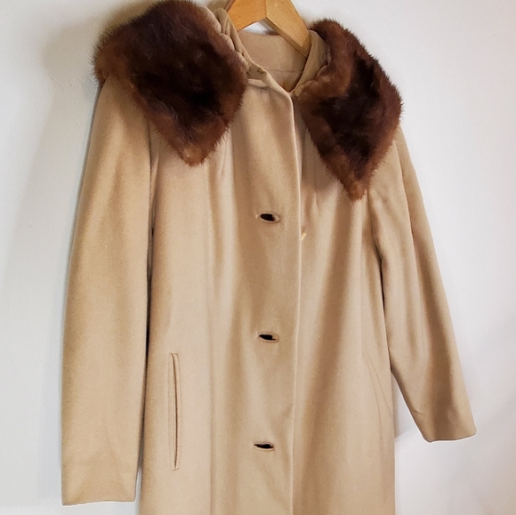 Vintage 60s Midcentury Classic Cream Feminine Button Coat with Brown Fur Collar - Picture 4 of 16